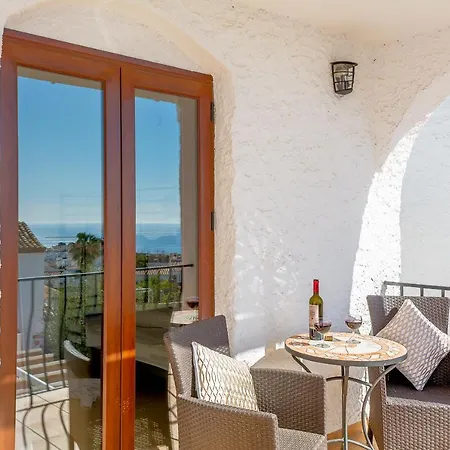 Villa Violetas, *