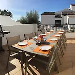 Дом отдыха Villa Las Violetas With 2 Communal Pools Нерха