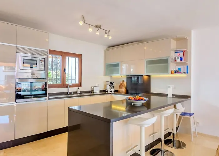 Villa Las Violetas With 2 Communal Pools Nerja